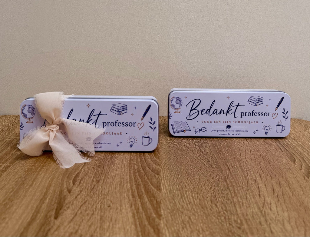 Pennendoos juf, meester, professor Large € 23,50 375 gram BETAAL NU € 13,00 EN HET RESTERENDE BEDRAG CONTANT BIJ AFHAAL